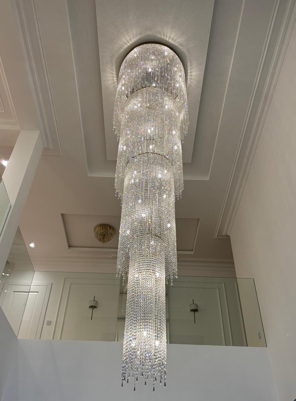 długa lampa kryształowa